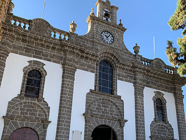 Basílica de Nuestra Señora del Pino entrance