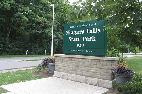 Welcom sign to Niagara Falls