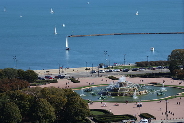 Buckingham Fountain with lake in background