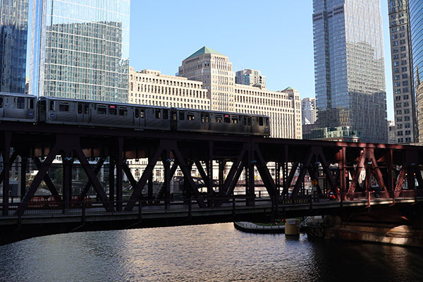 Elevated train passes over Chicago River