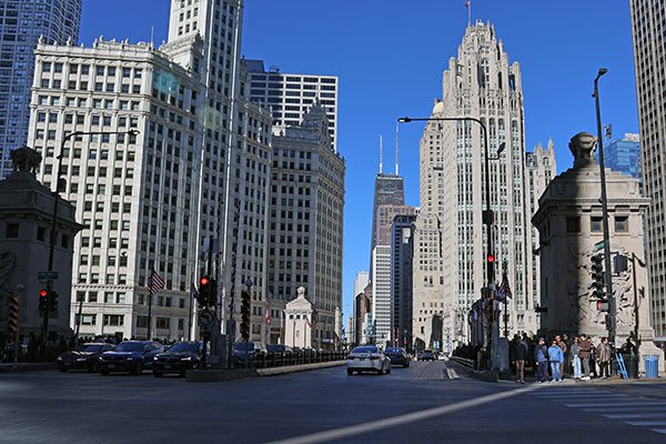 Traffic and people crossing Michigan Avenue Bridge