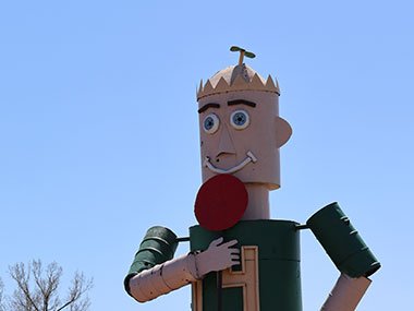 Enchanted Highway - Tin Family sculpture son