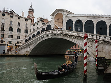 Gondola passes under Rialto