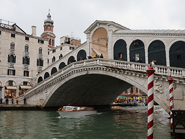 Boat passes under Rialto