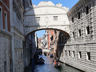 Sun shines on Bridge of Sighs