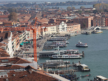 Boats loading and unloading passengers