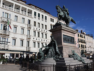 Large statue in front of a hotel