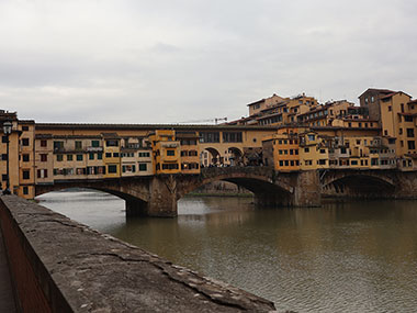 Ponte Vecchio from road