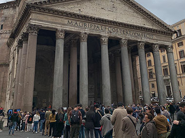 People waiting to get into the Pantheon