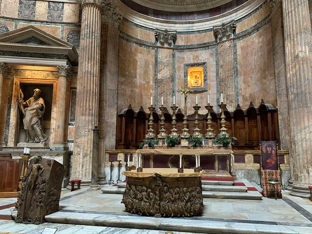 Front altar - Pantheon