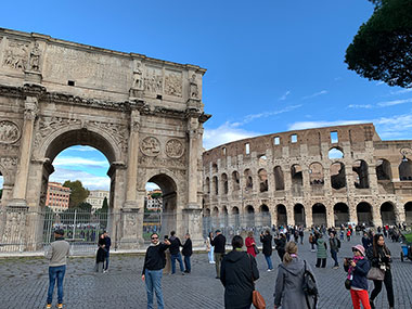 People in front of Constantine's Arch and the Colosseum