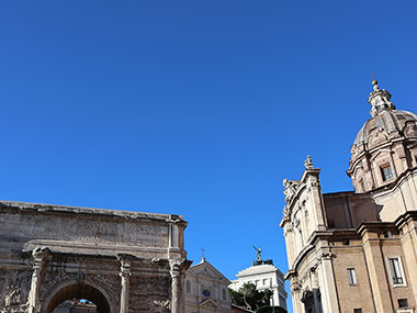 Arch and buildings in Roman Forum