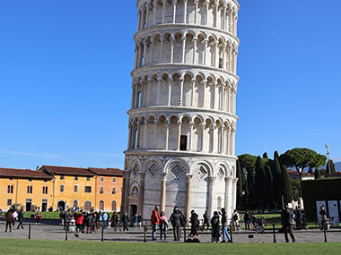 People at base of Leaning Tower of Pisa
