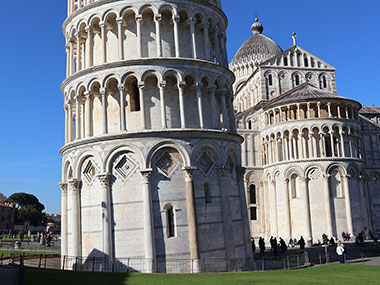 Pisa Cathedral directly behind Leaning Tower of Pisa