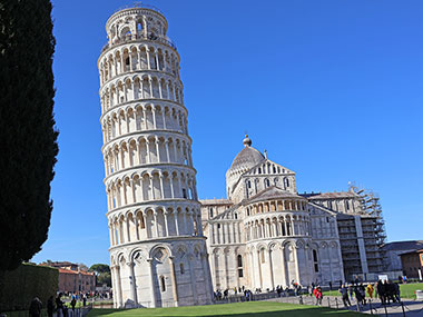 People in front of Leaning Tower of Pisa and Pisa Cathedral