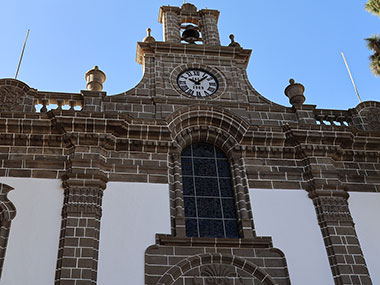 Clock on Basílica de Nuestra Señora del Pino