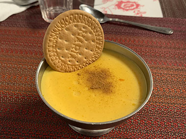 Pudding with cookie