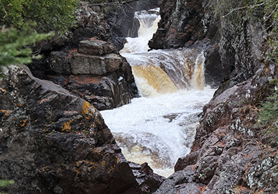 River flows between rocks