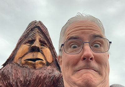 Pat in front of bigfoot statue