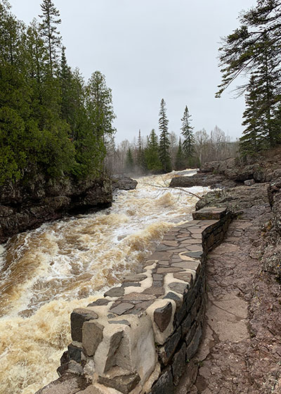 Restraining wall in front of river