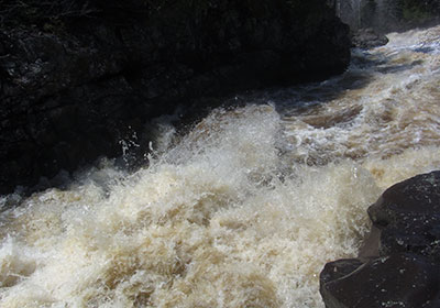 Temperance River rushes past the shore