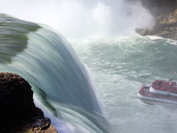 Boat moves away from Niagara Falls