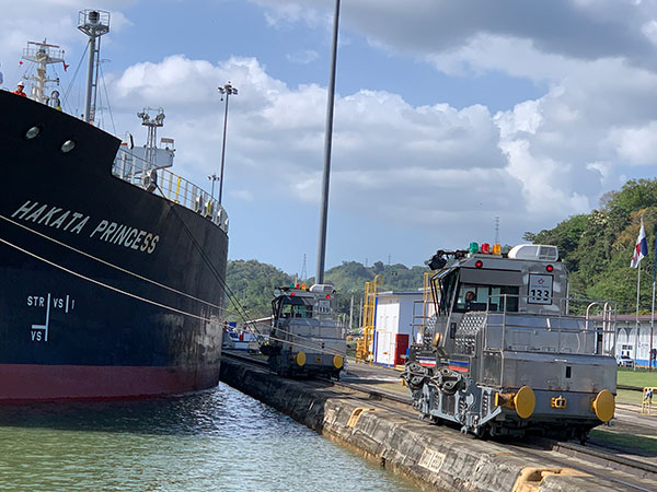 Trains guide ship in Panama Canal
