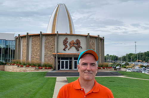 Pat in front of the Hall of Fame building